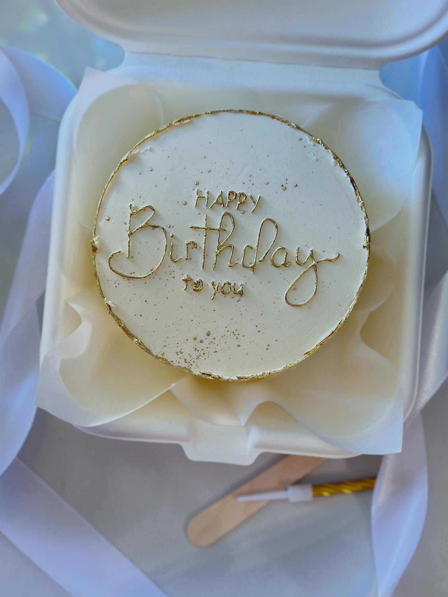 Белый бенто-торт с золотой надписью Happy Birthday to you