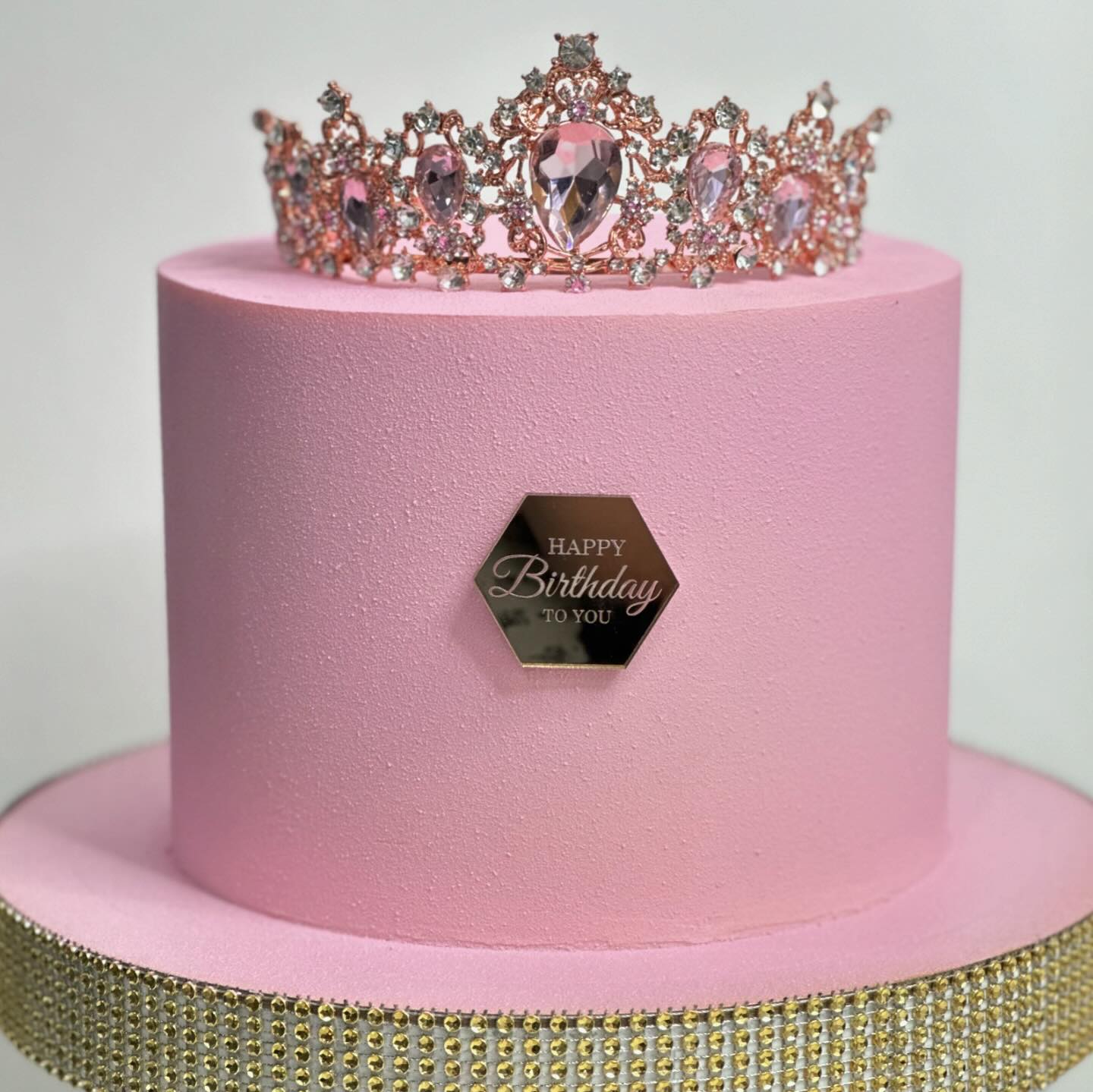 Розовый торт с диадемой и надписью Happy Birthday