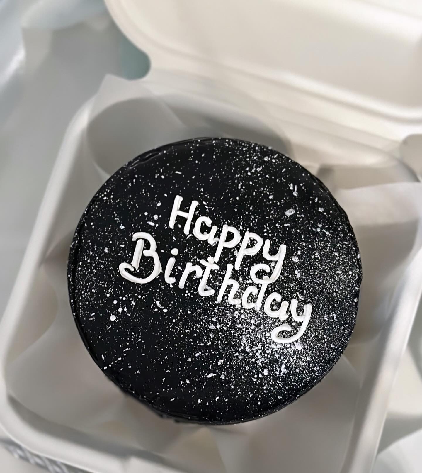 Чёрный бенто-торт с блёстками и надписью Happy Birthday