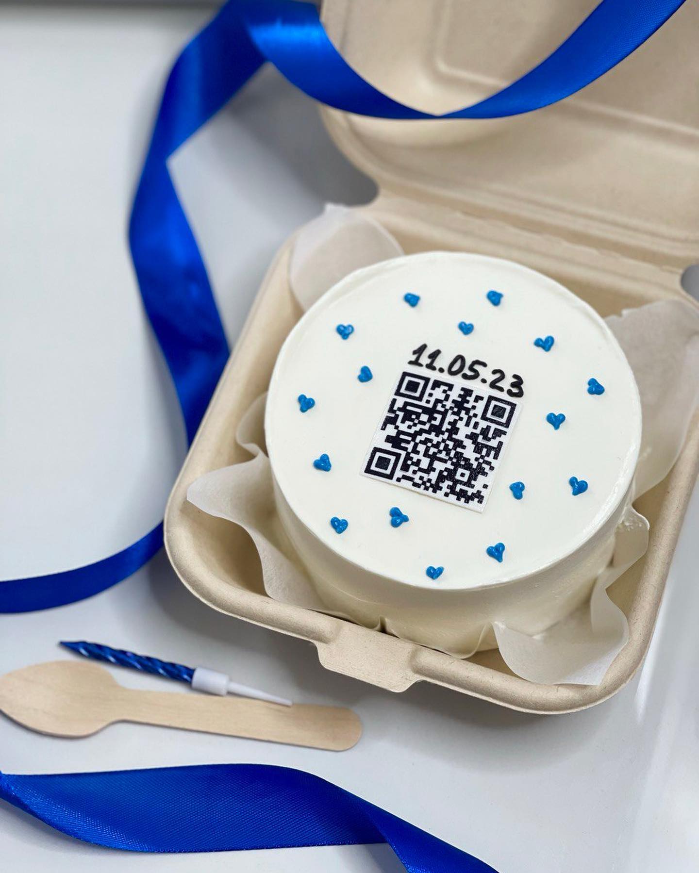 Белый бенто-торт с QR-кодом, датой и голубыми сердечками