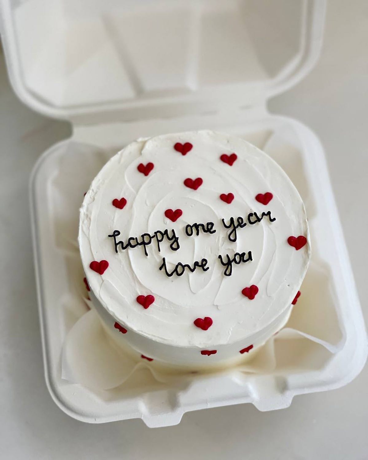 Белый бенто-торт с красными сердечками и надписью Happy one year