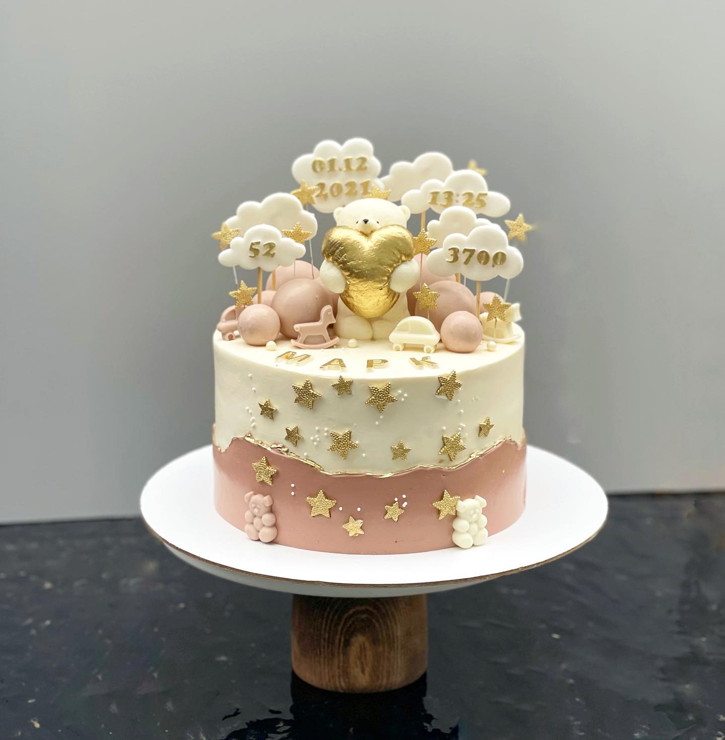 Розово-белый торт с мишкой, облаками и метриками новорождённого
